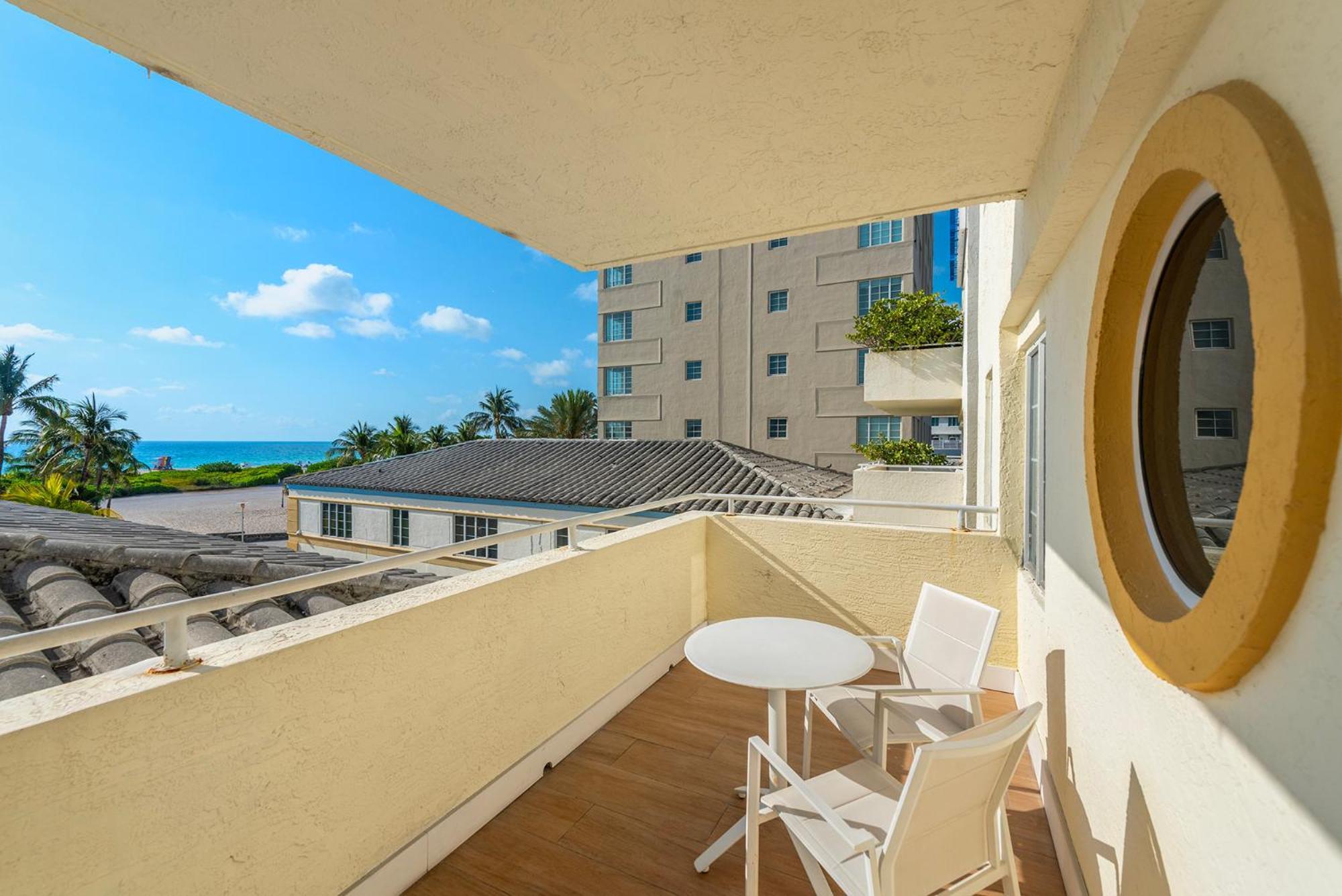 Habitación con balcón y vistas al mar